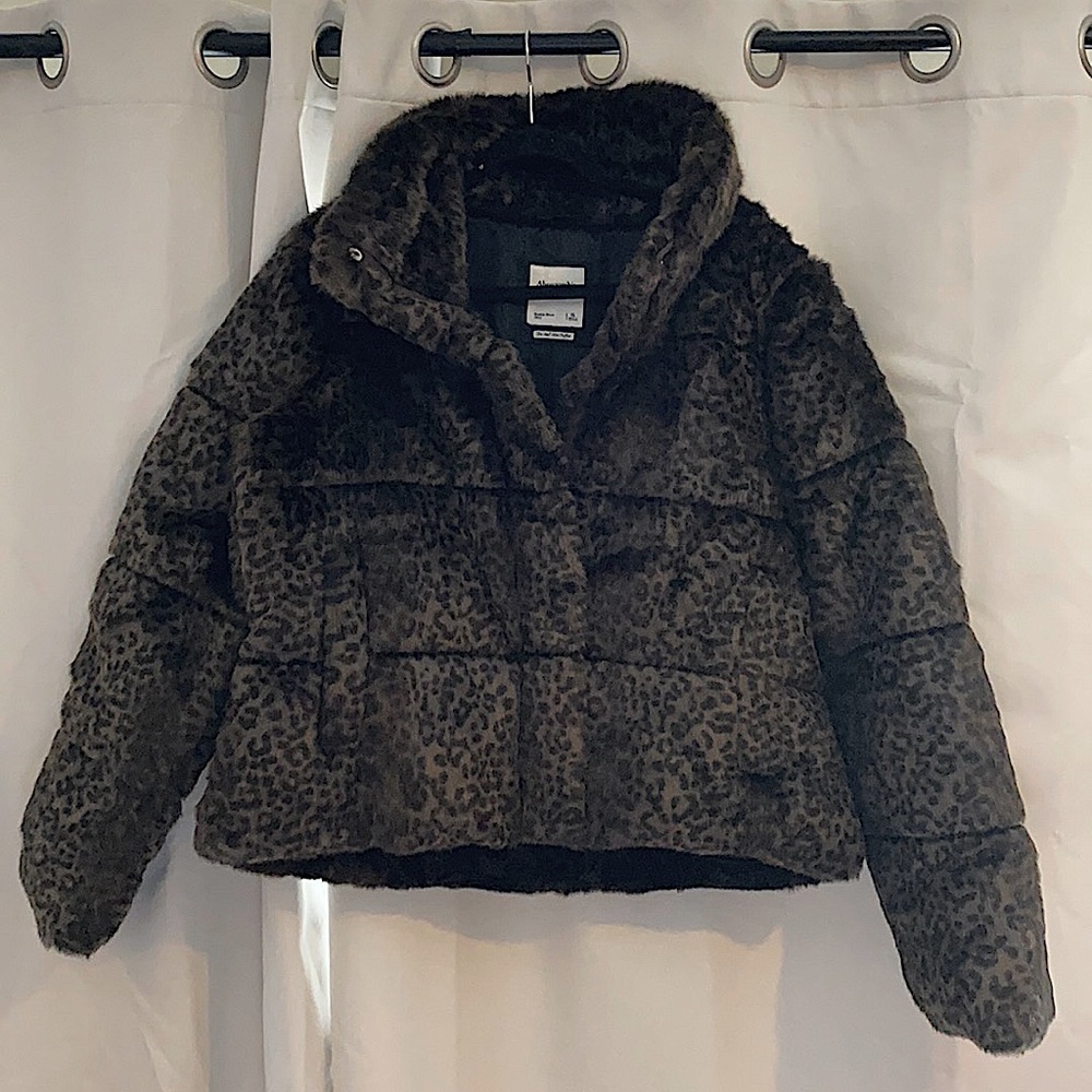 Abercrombie & Fitch Mini Cropped Cheetah Puffer XL